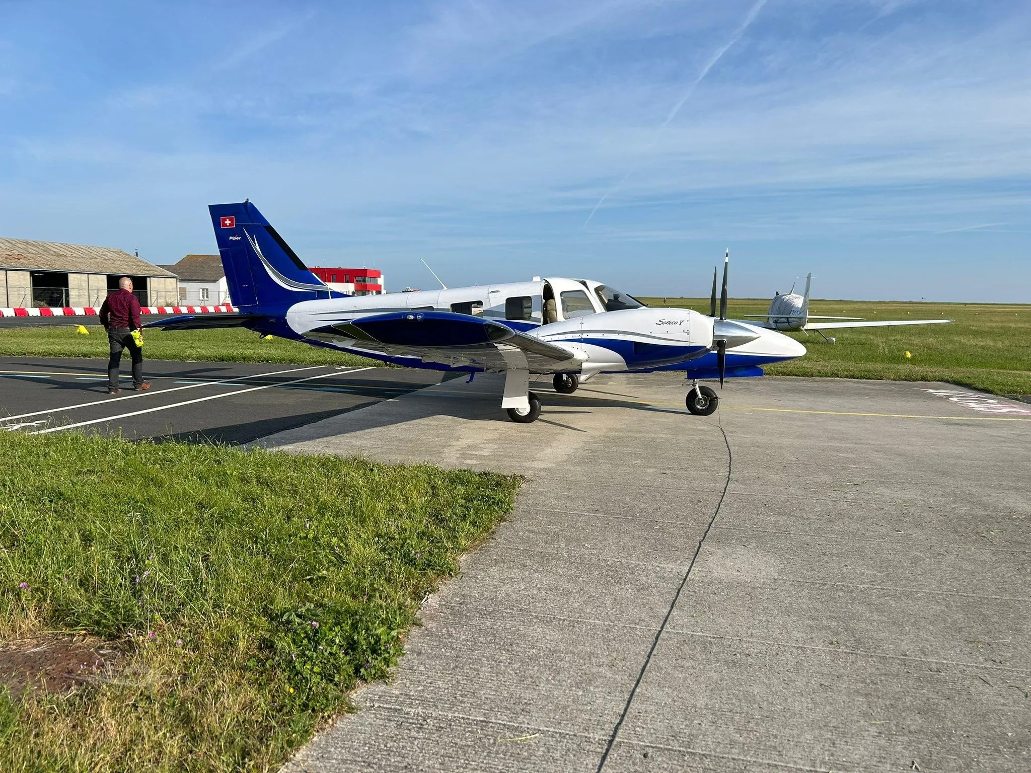 Exterior view of a 2012 PIPER SENECA V.