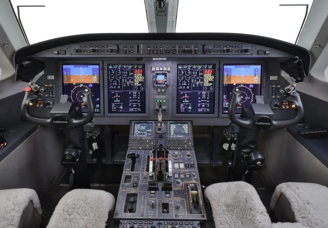 Cockpit and instrument panel of a 2006 GULFSTREAM G150.