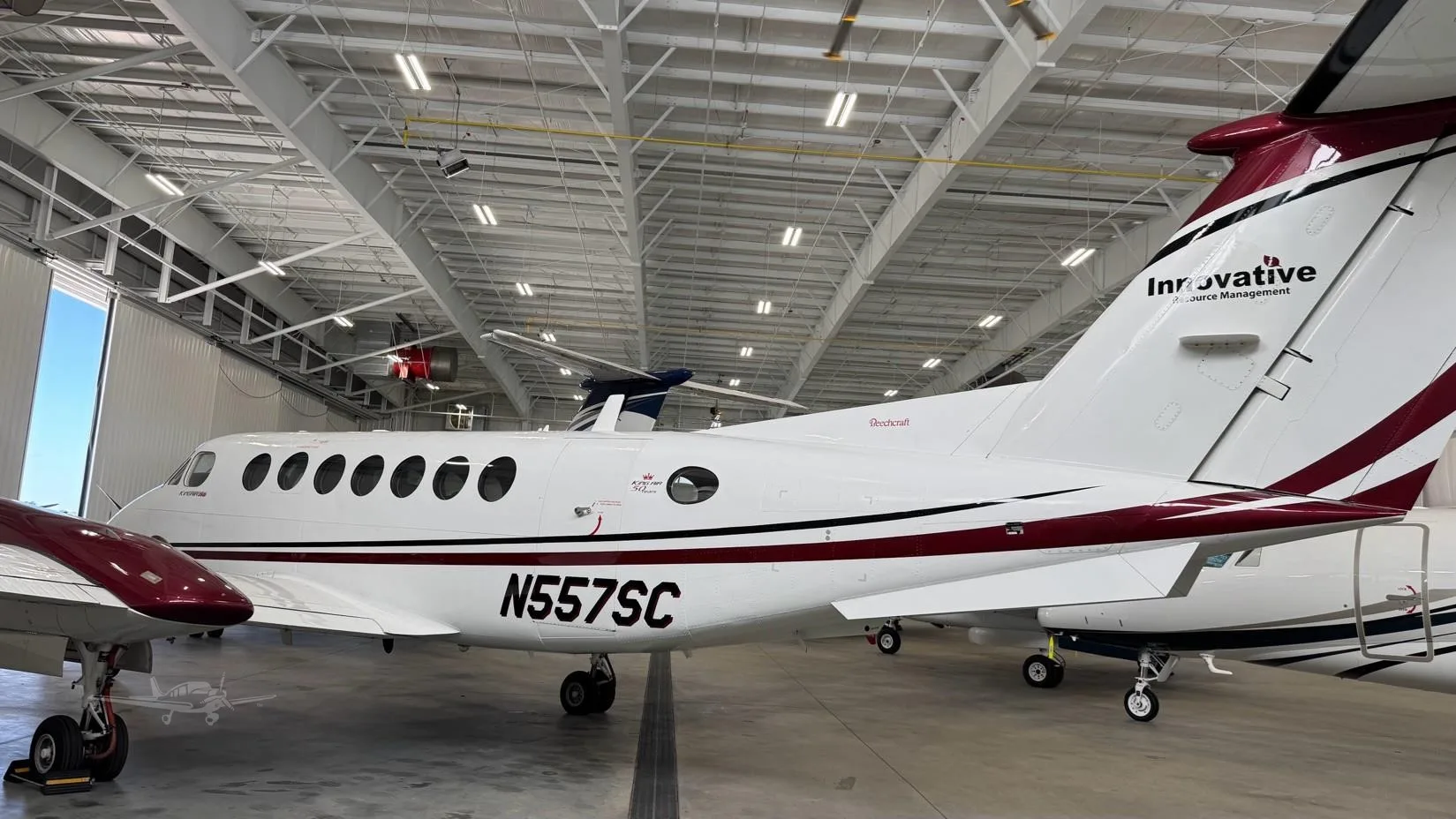 Exterior view of a 2014 BEECHCRAFT KING AIR 350I, N557SC.