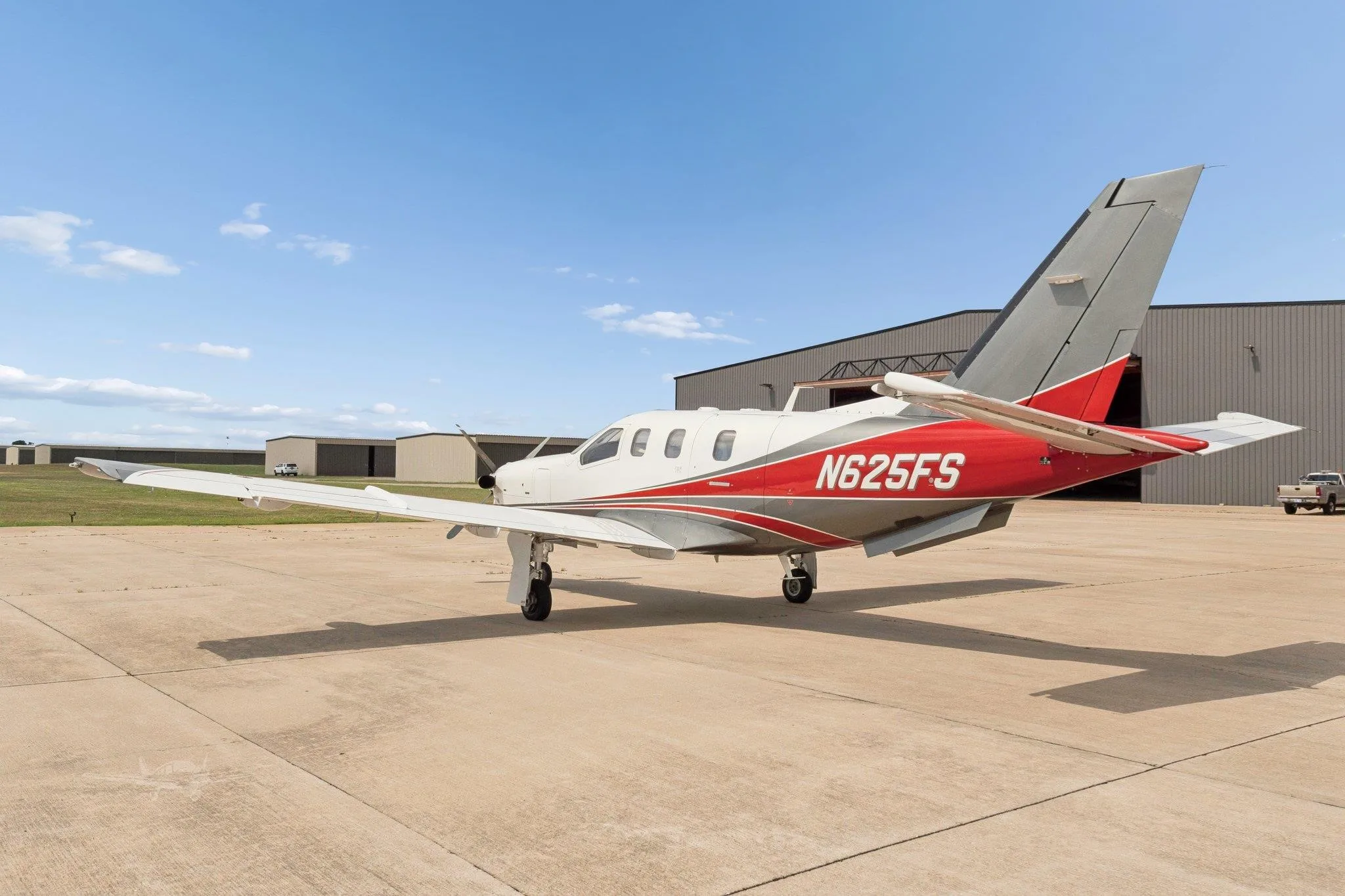 Exterior view of a 1999 DAHER TBM 700B, N625FS.