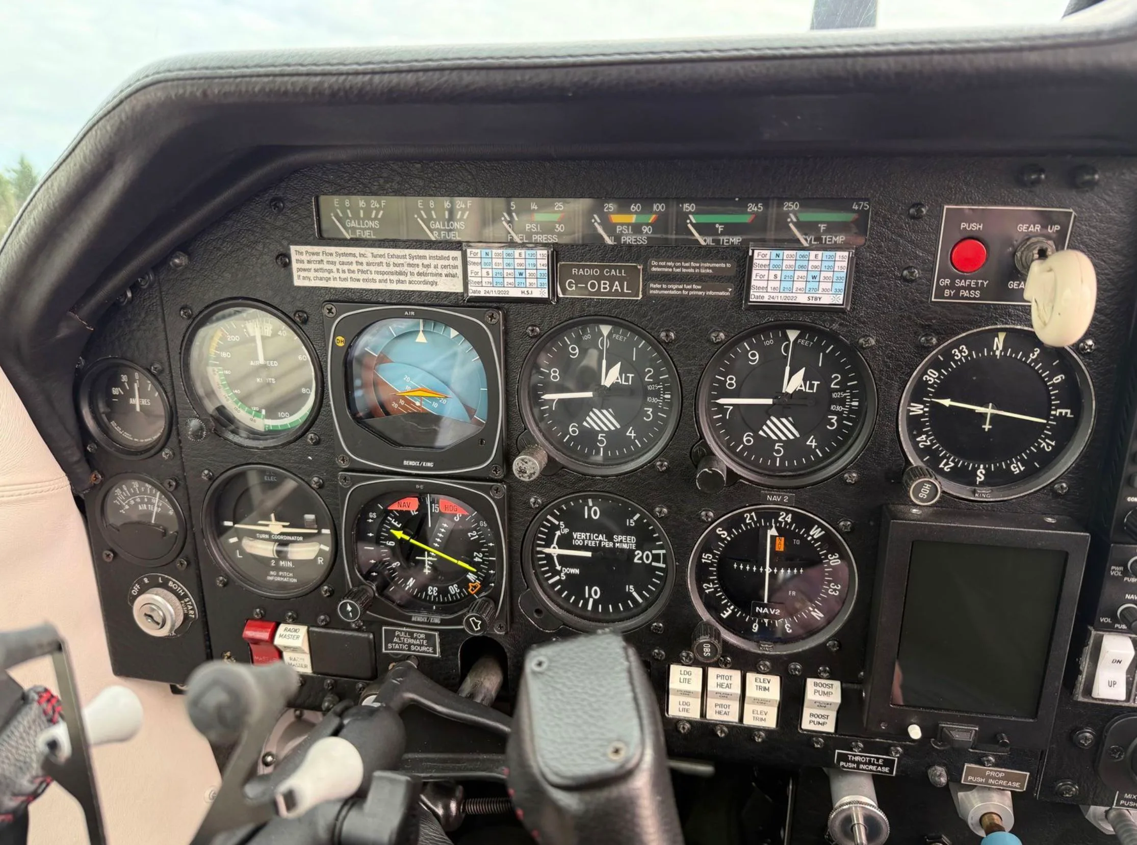 Cockpit and instrument panel of a 1986 Mooney M20J 201.