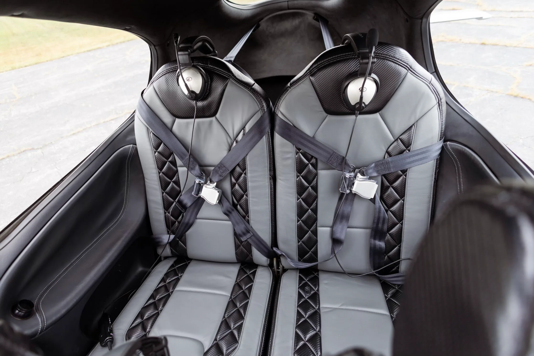 Cabin interior of a 2003 Cirrus SR22 G1.