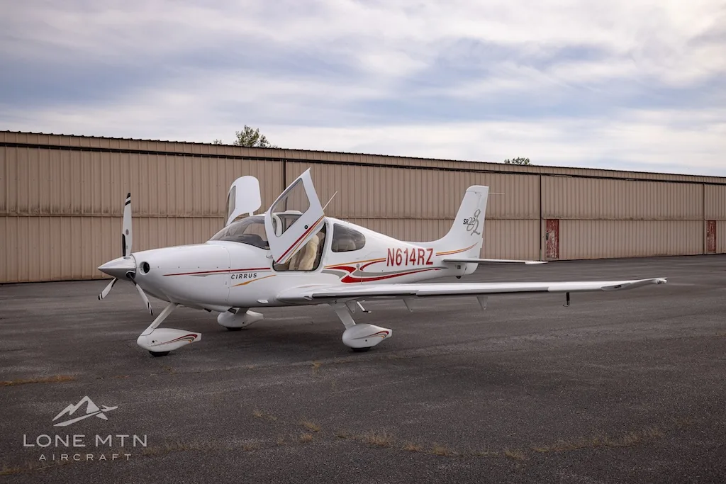 Exterior view of a 2004 Cirrus SR22 G2.
