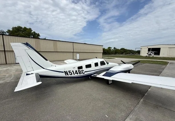 Exterior view of a 2004 Piper PA-34-220T Seneca V.