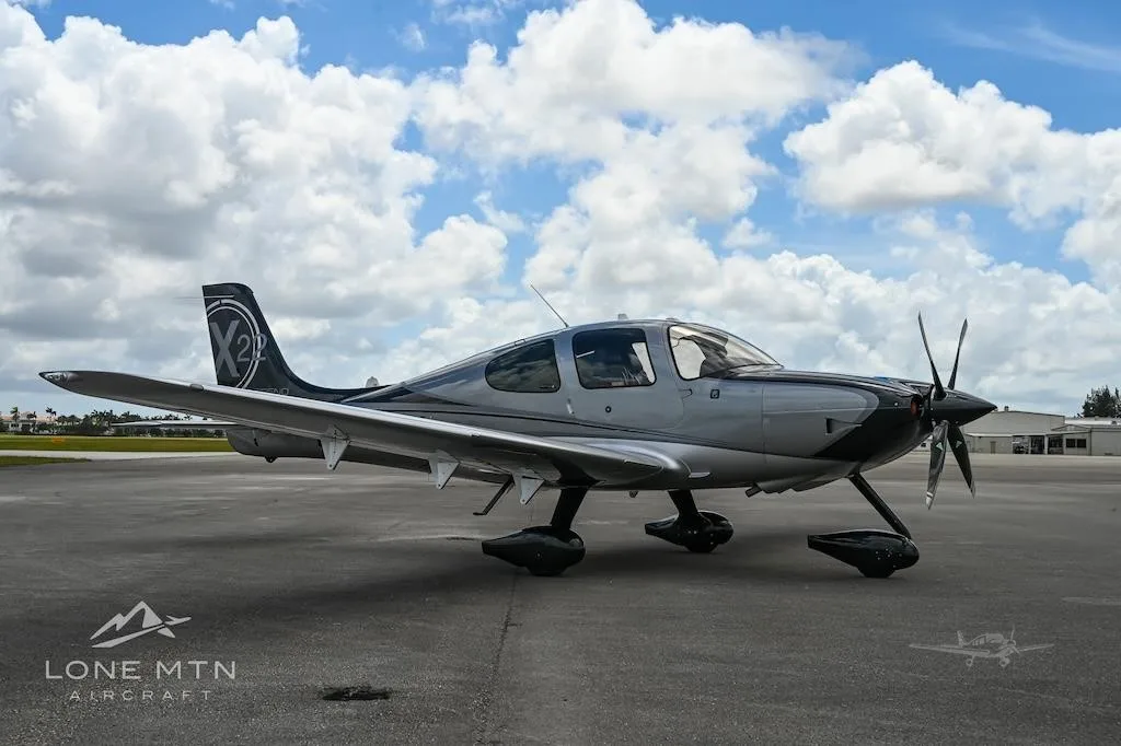 Exterior view of a 2010 CIRRUS SR22-G3, N509CM.