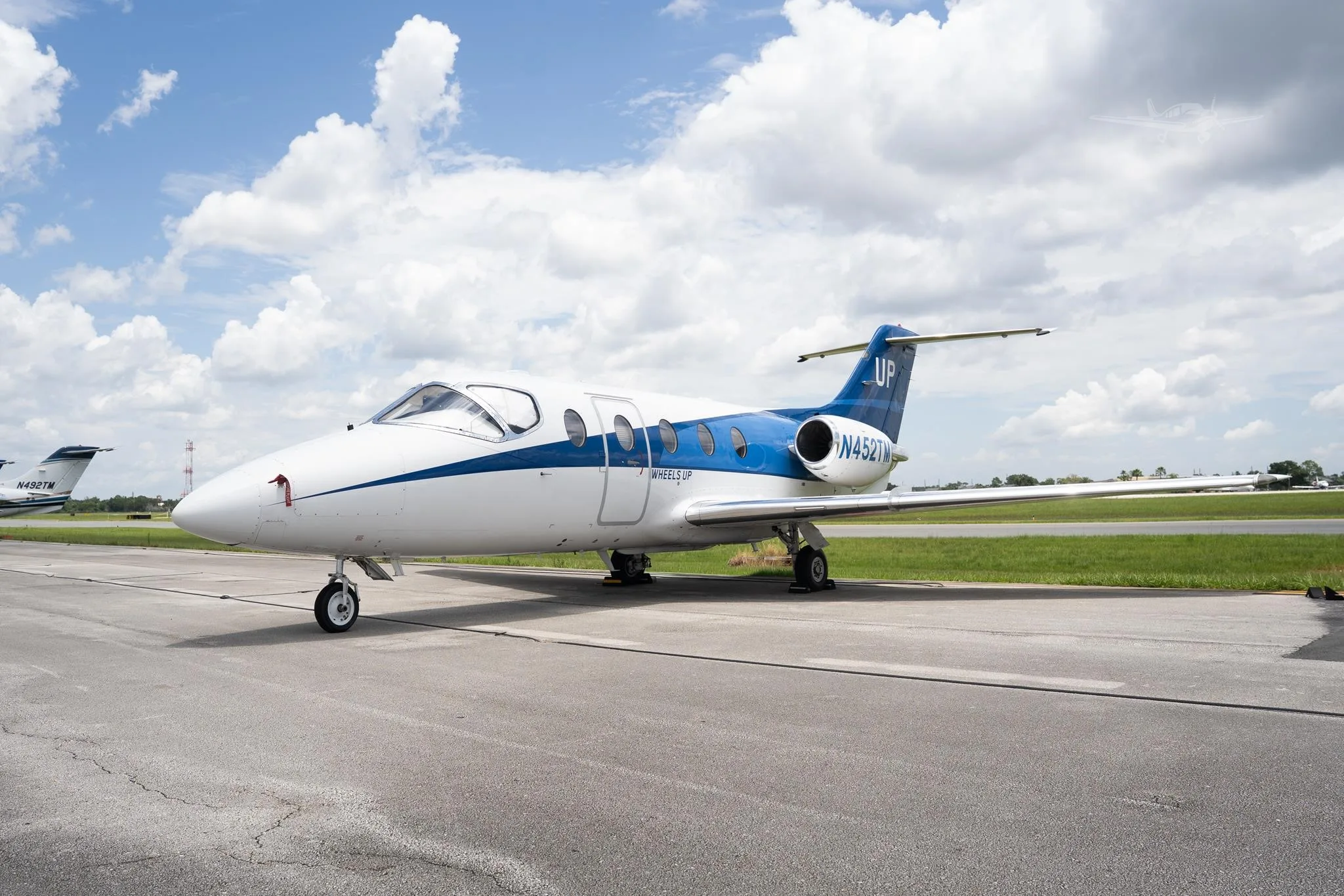 Exterior view of a 2008 HAWKER 400XP, N452TM.