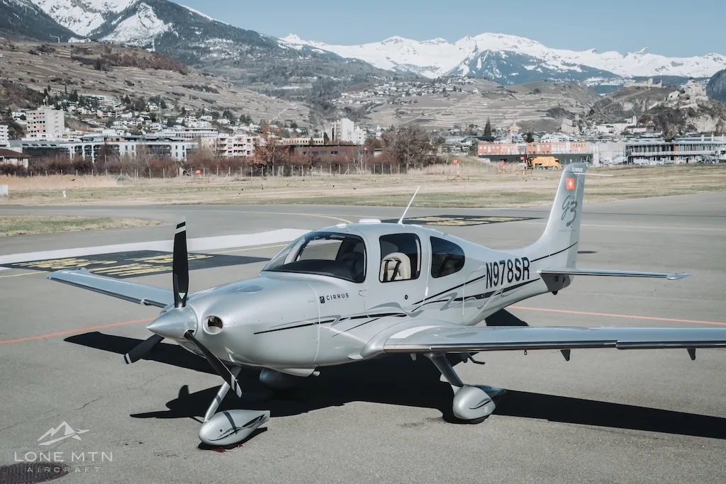 Exterior view of a 2007 Cirrus SR22 G3 GTS, N978SR.