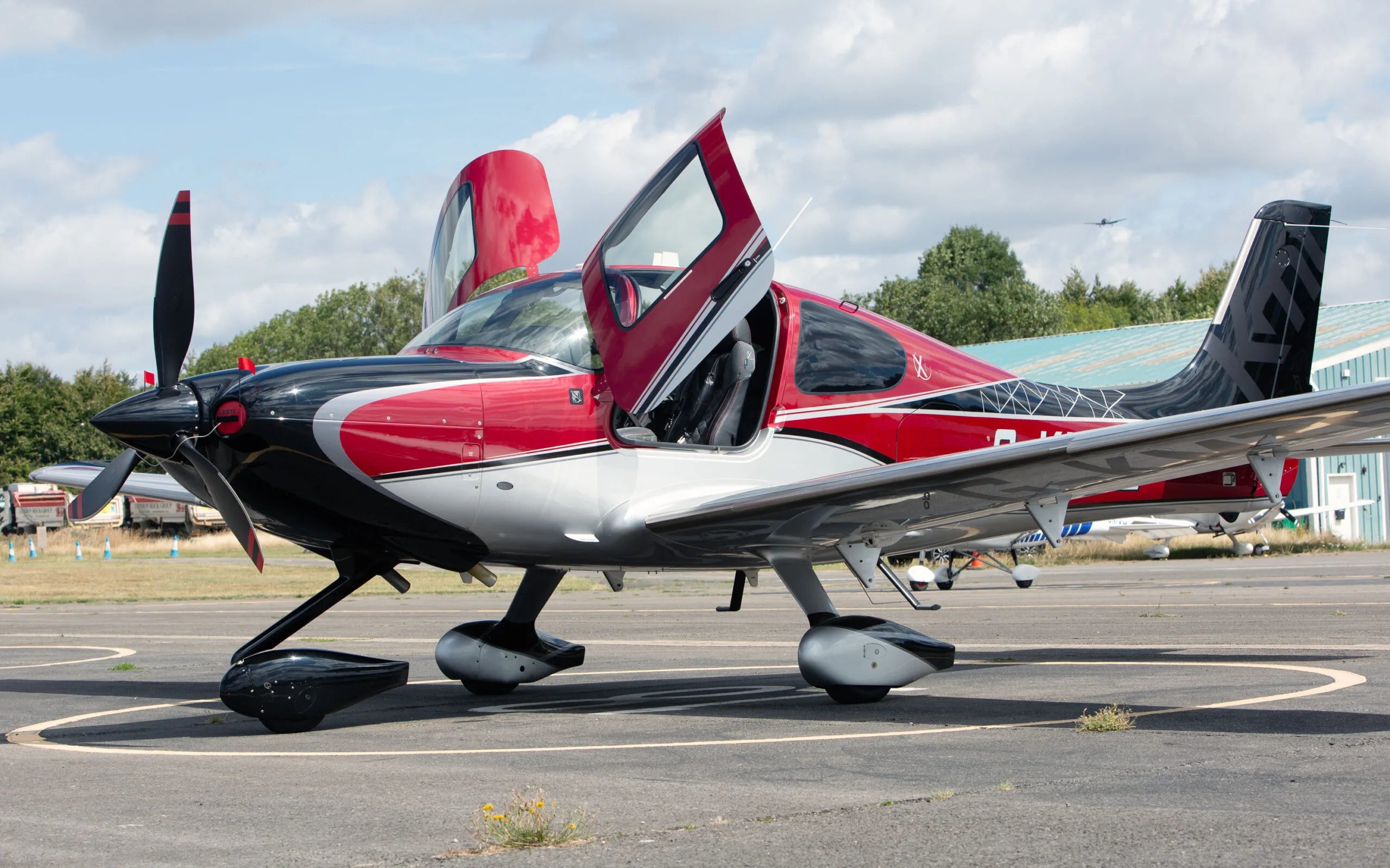 Exterior view of a 2019 Cirrus SR20 G6 VAT PAID, 2-SIRI.