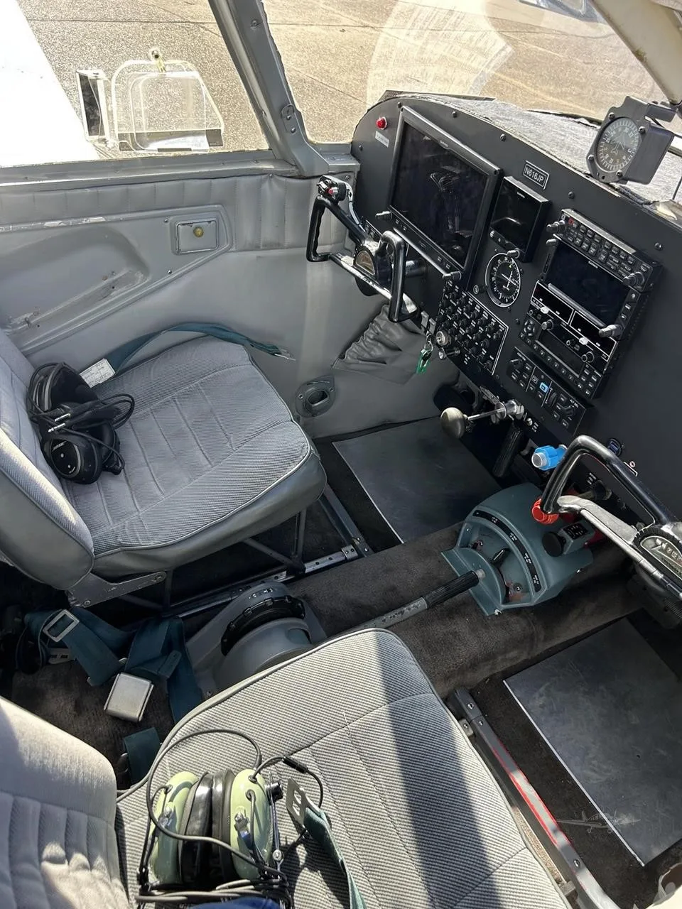 Cockpit and instrument panel of a 1967 PIPER CHEROKEE 6/300.