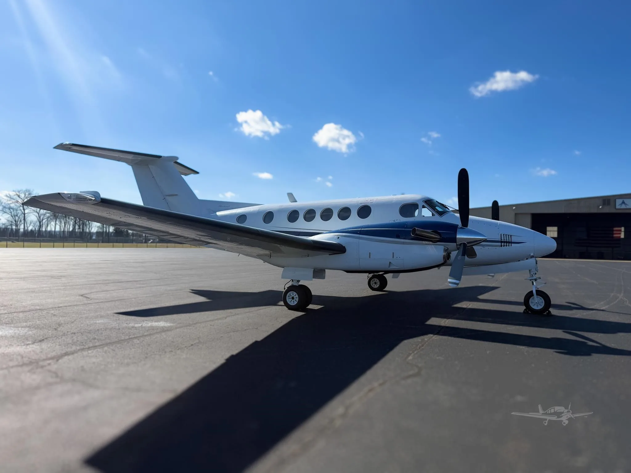 Exterior view of a 1980 BEECHCRAFT KING AIR 200, N725RA.