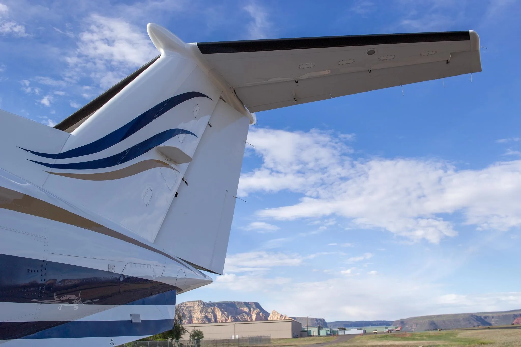 Exterior view of a 1991 BEECHCRAFT KING AIR B200, N277GL.