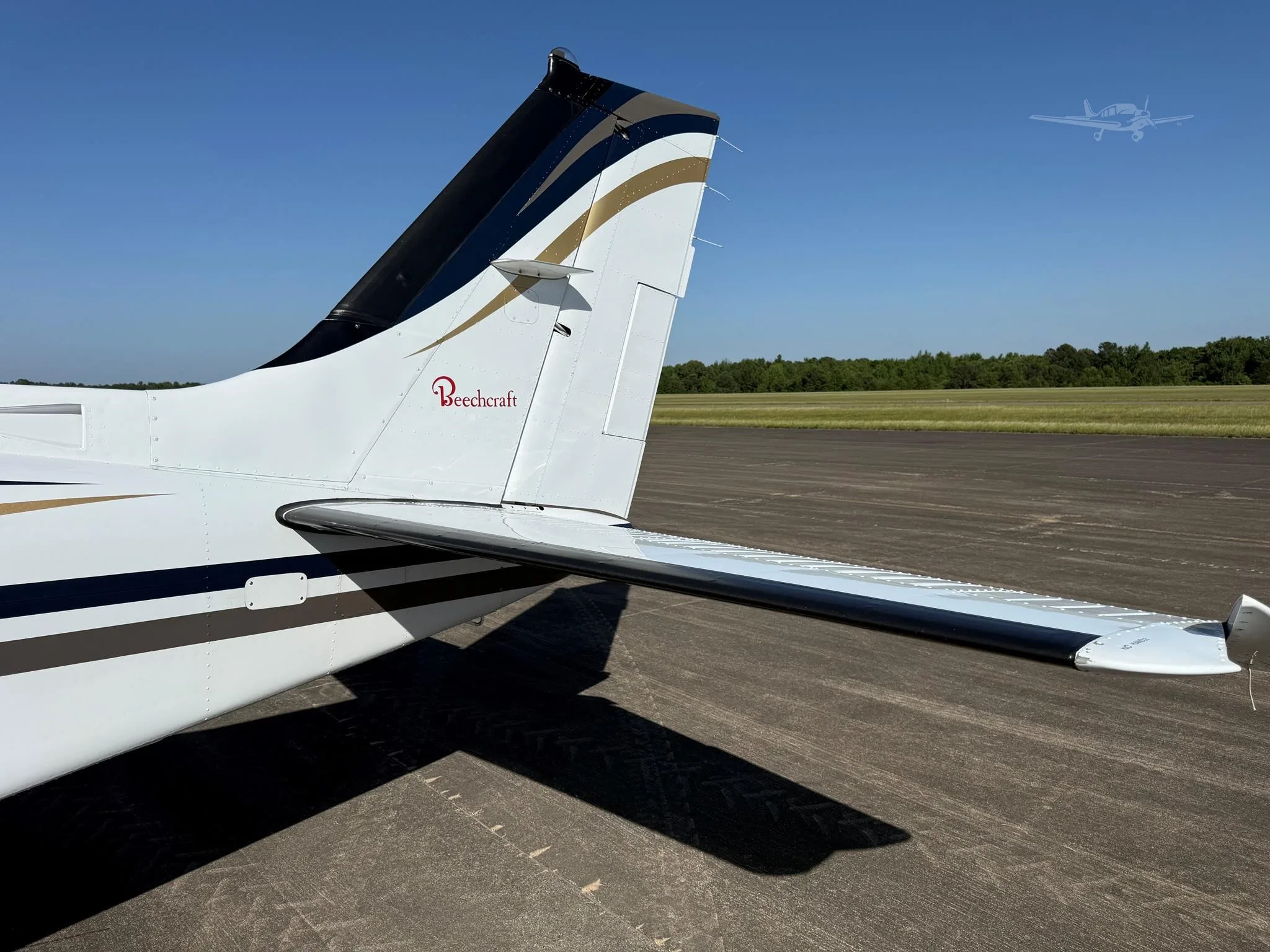 Exterior view of a 2000 BEECHCRAFT 58 BARON, N4482W.