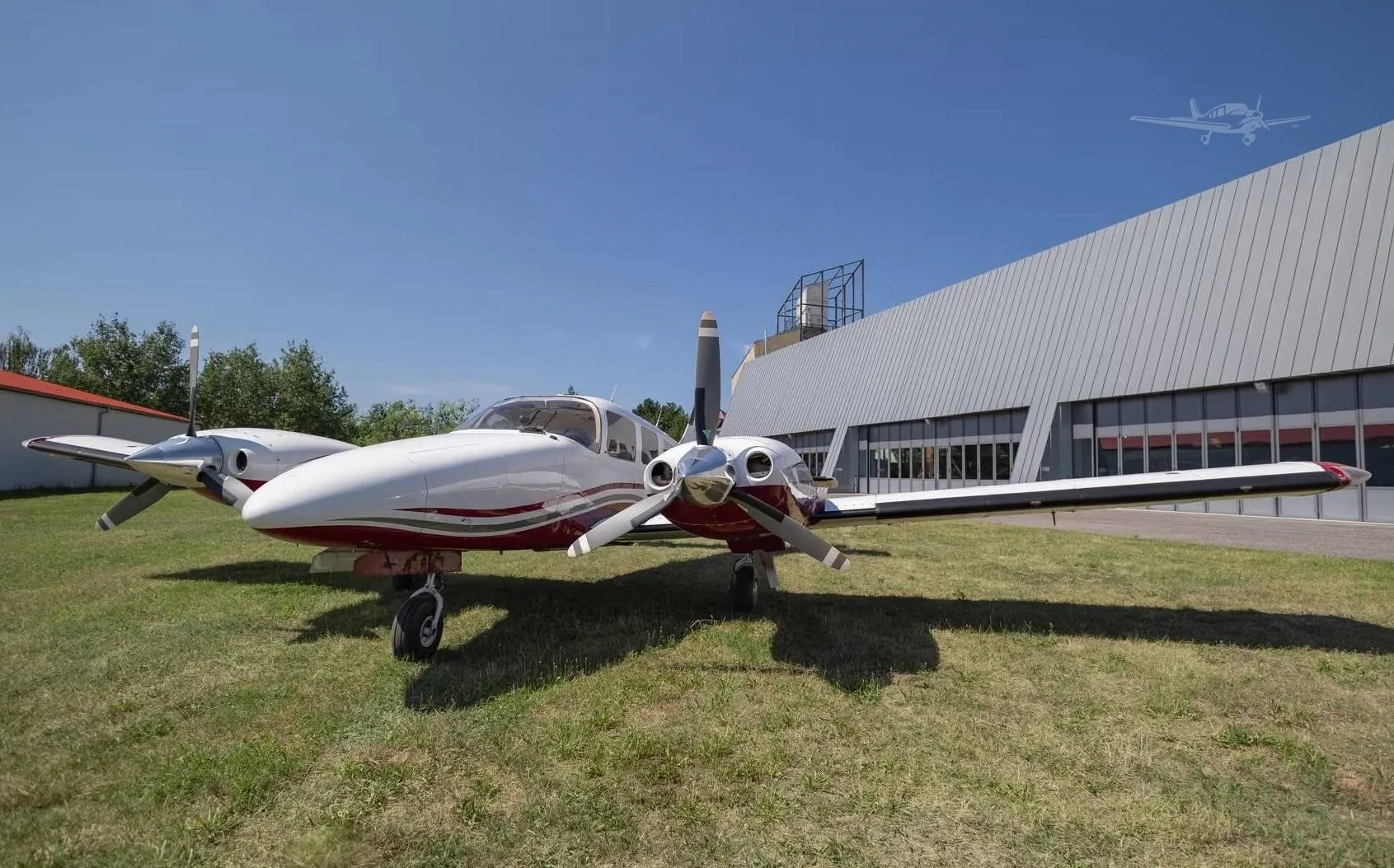 Exterior view of a 1984 PIPER SENECA III, OK-MMG.