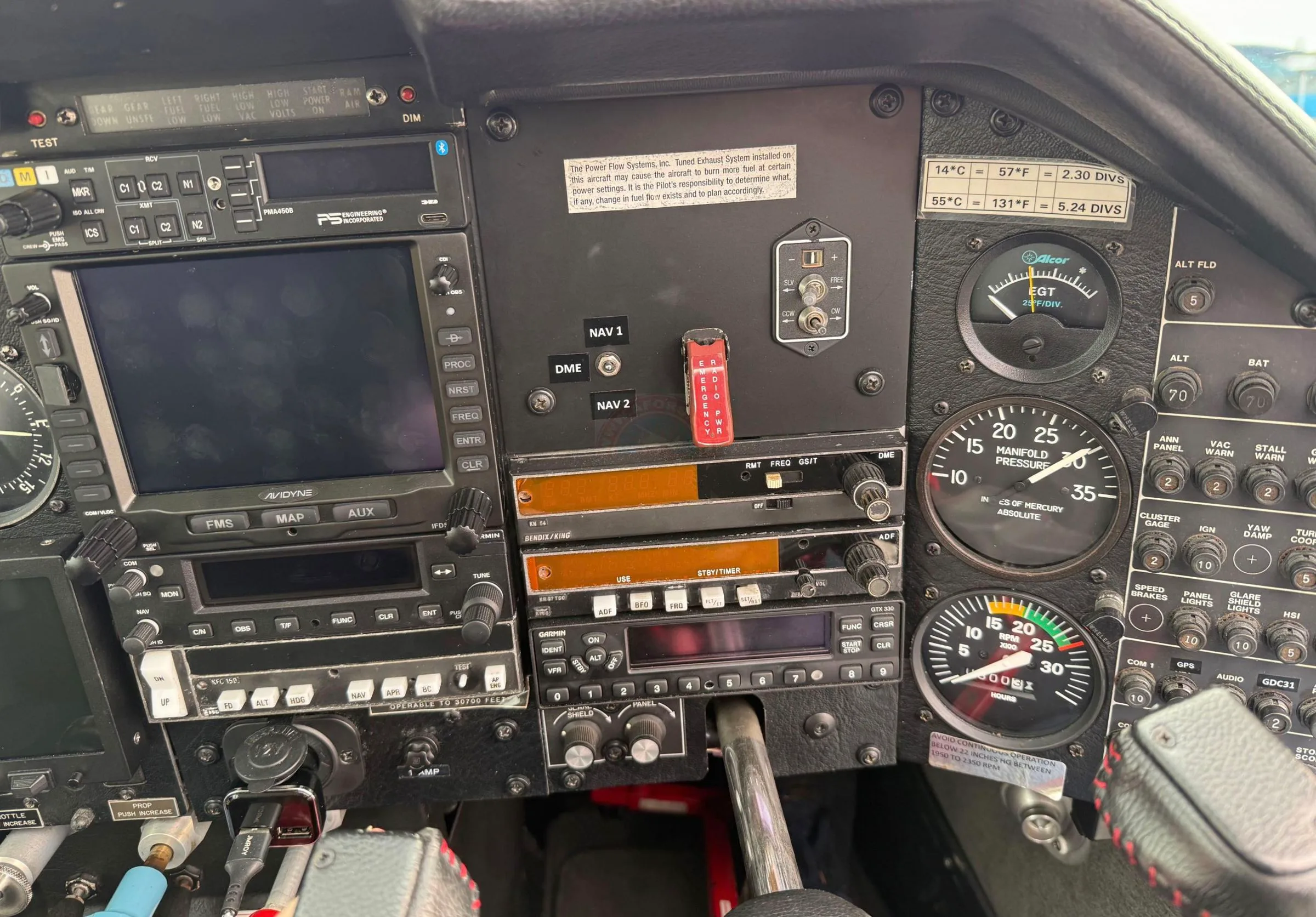 Cockpit and instrument panel of a 1986 Mooney M20J 201.