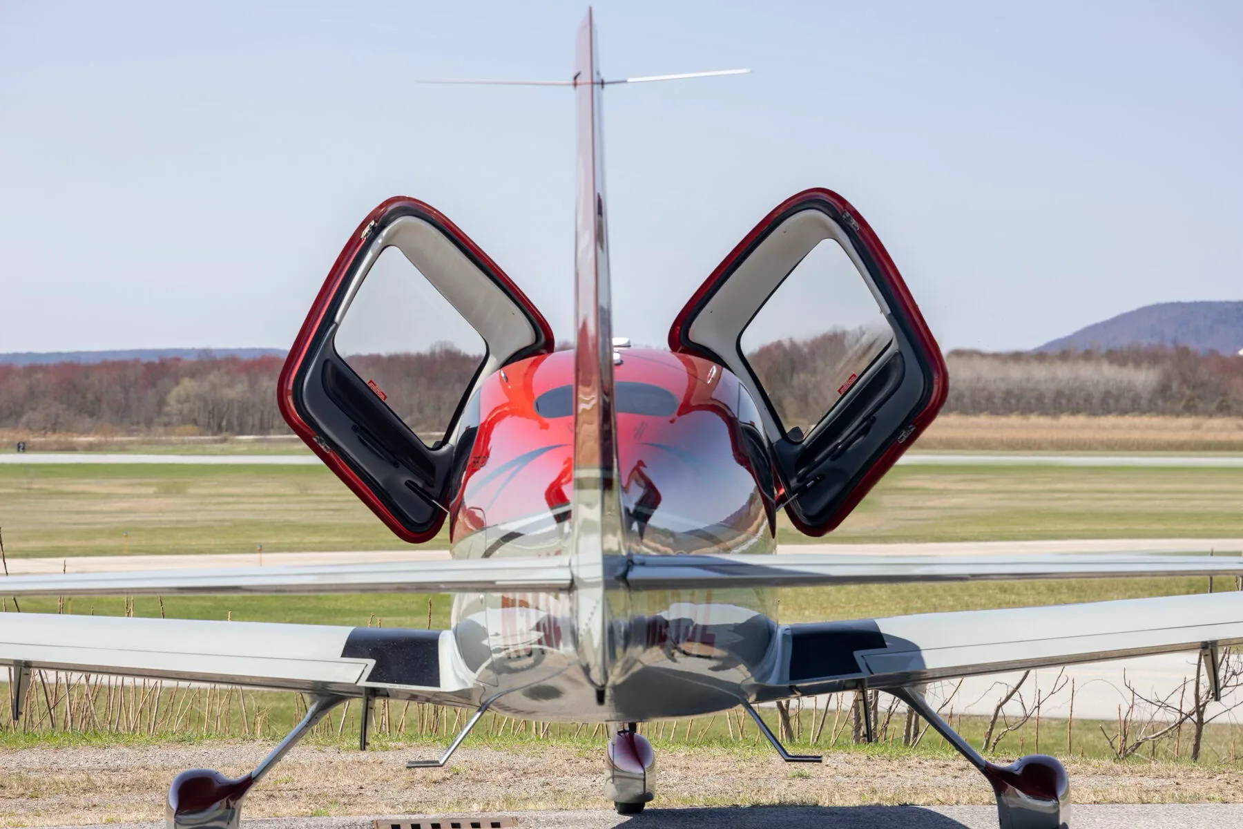 Cockpit and instrument panel of a 2005 Cirrus SR22-G2 GTS.