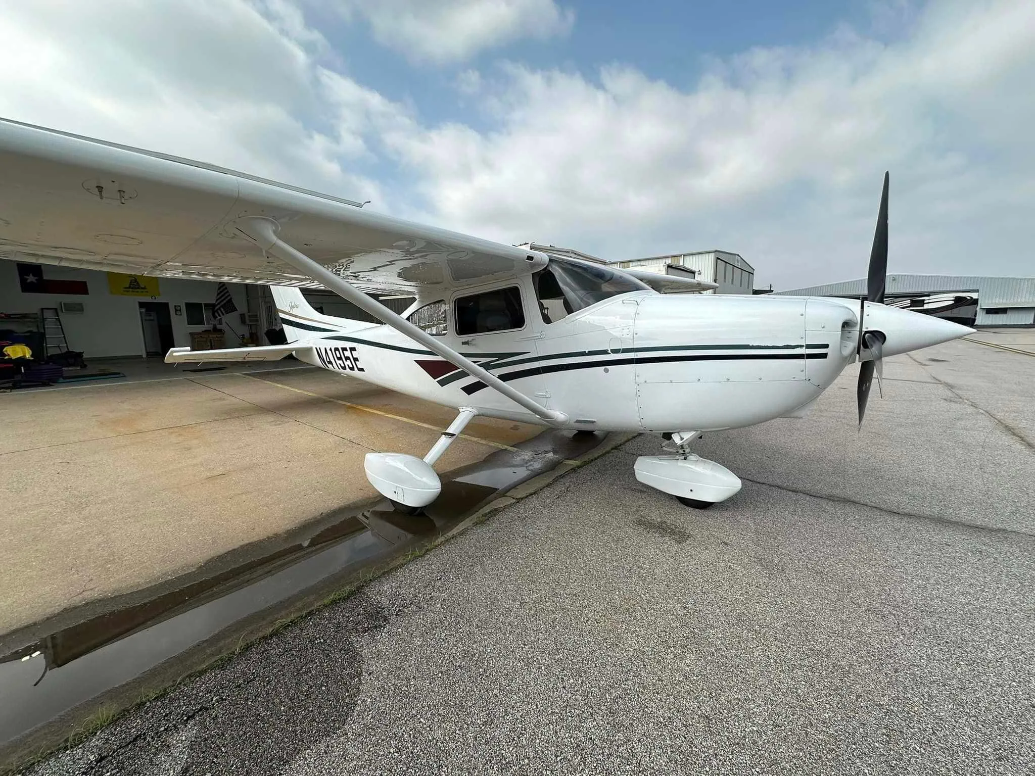 Exterior view of a 1998 Cessna 182S, N4195E.