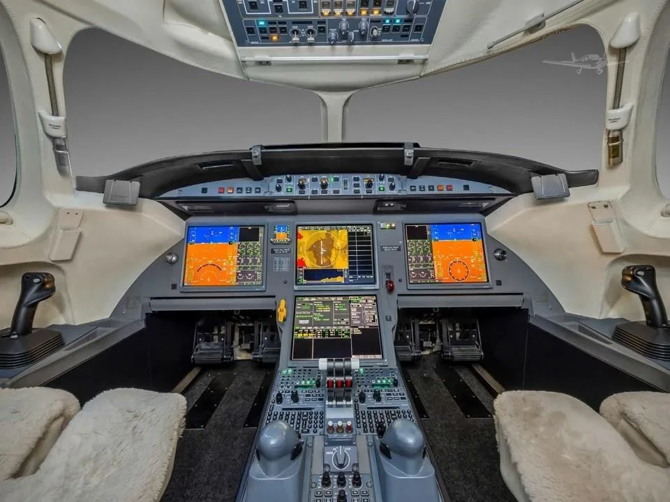 Cockpit and instrument panel of a 2010 DASSAULT FALCON 7X.
