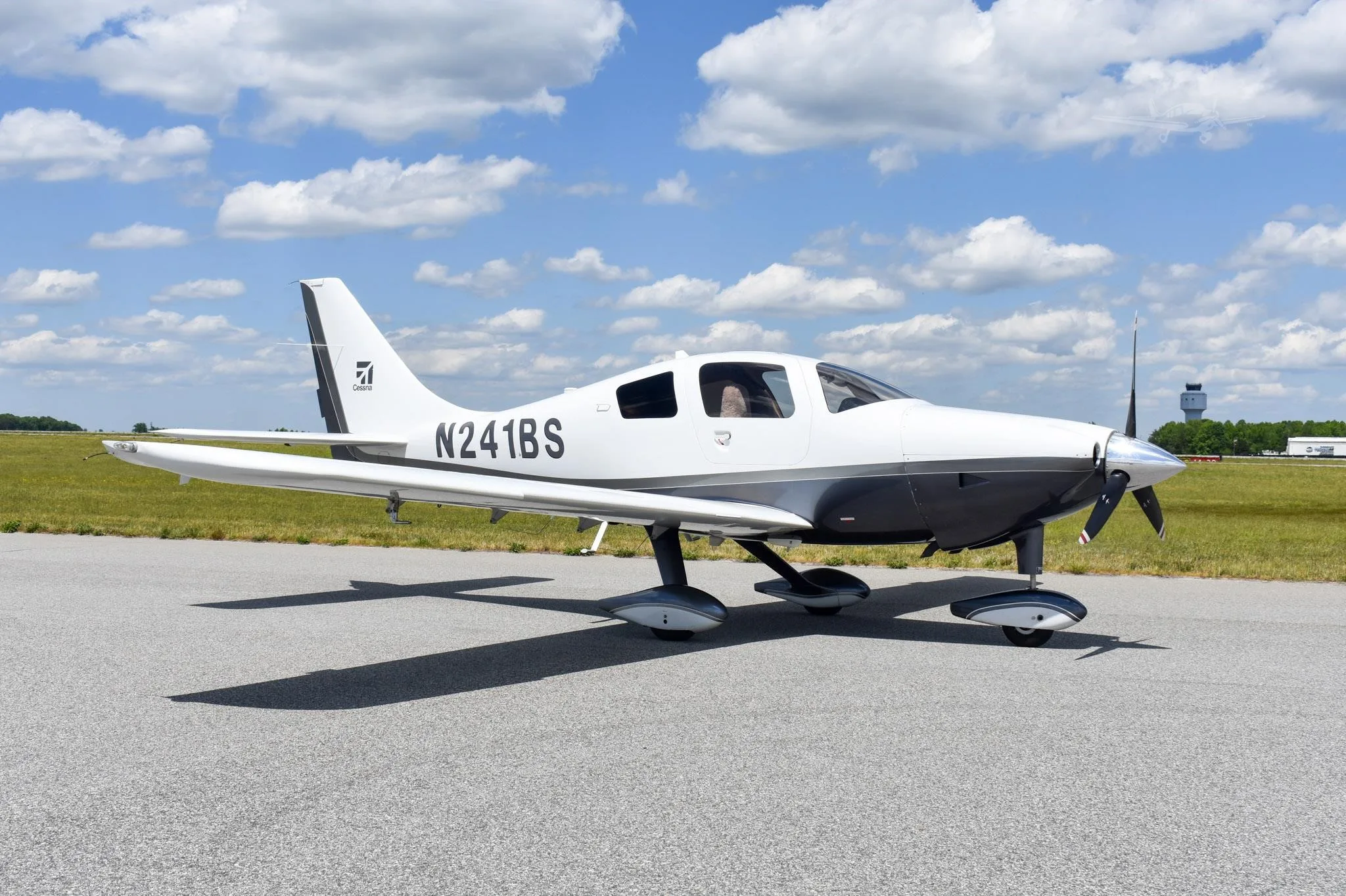 Exterior view of a 2008 CESSNA 350, N241BS.