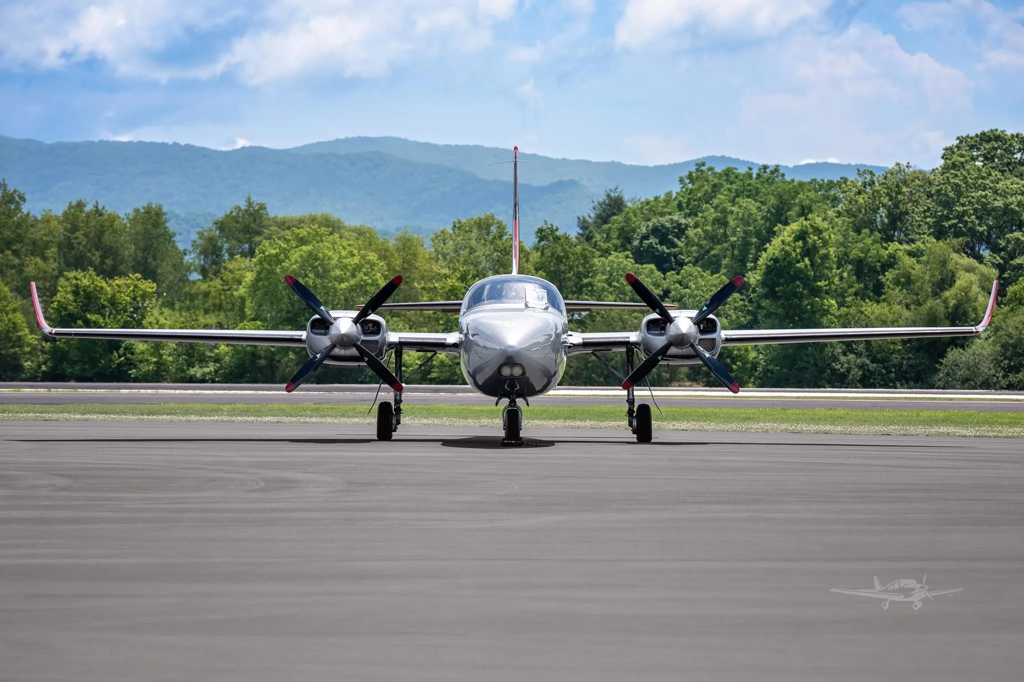 Exterior view of a 1984 AEROSTAR 700P, N702PG.