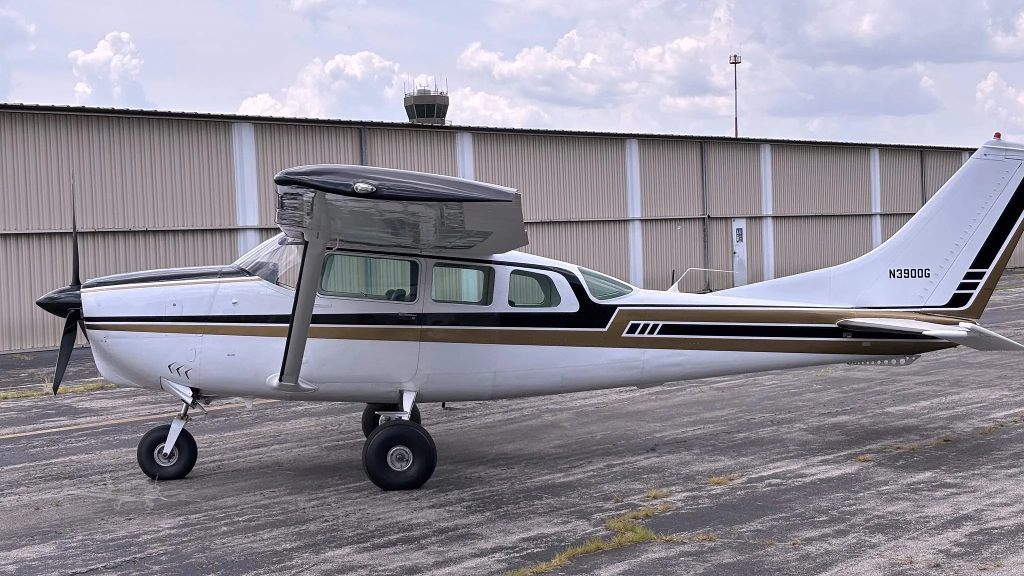 Exterior view of a 1967 CESSNA U206 STATIONAIR, N3900G.