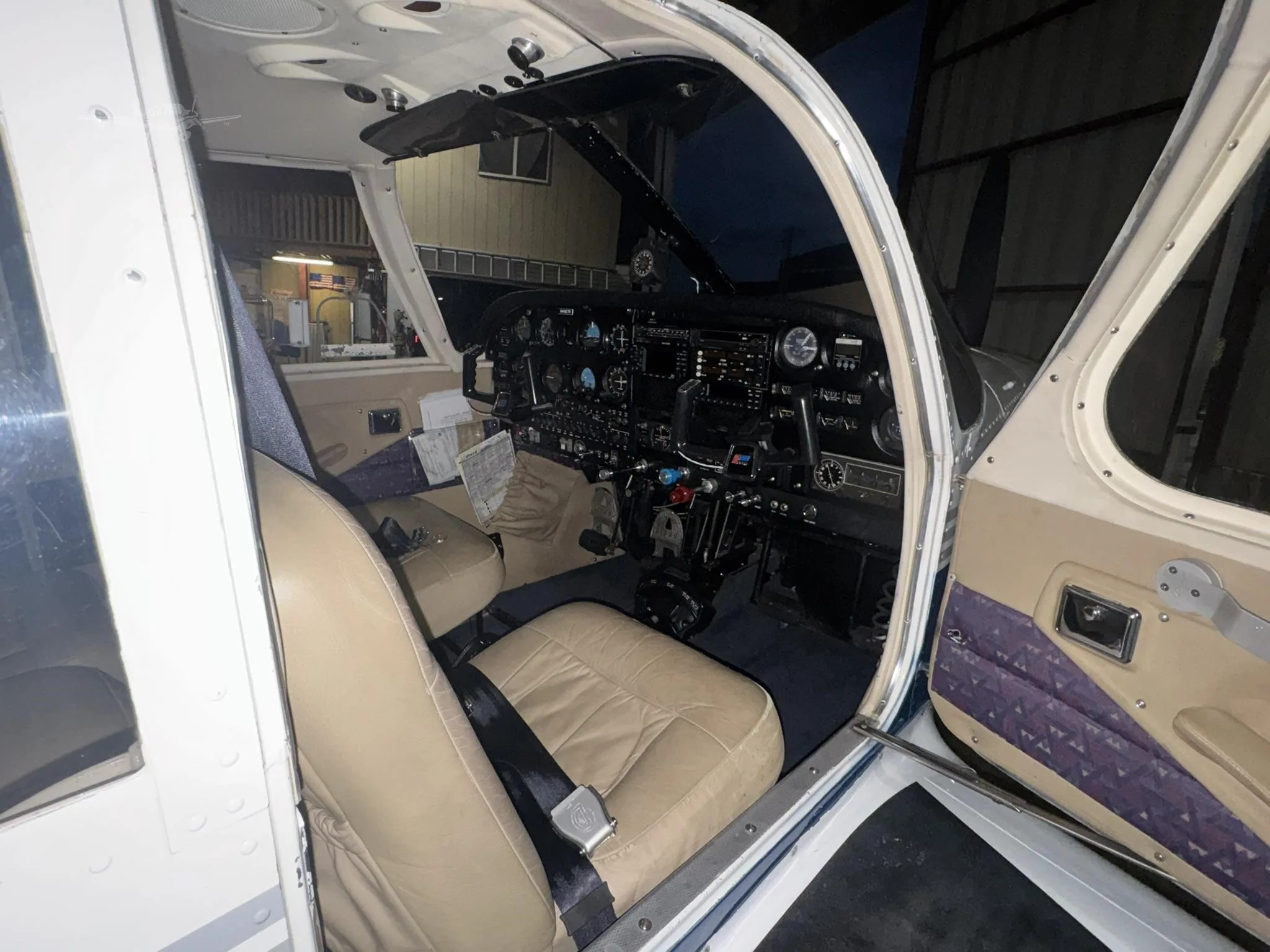 Cockpit and instrument panel of a 1968 PIPER CHEROKEE 6/300.