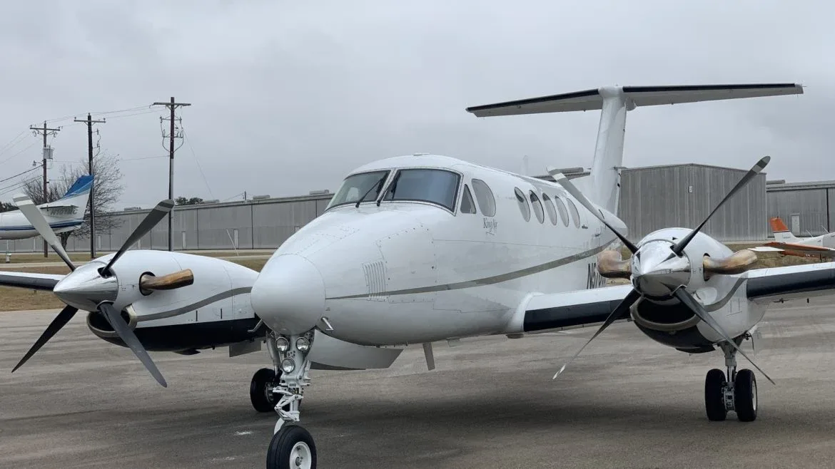 Exterior view of a Beechcraft Textron King Air 200, N576CL.