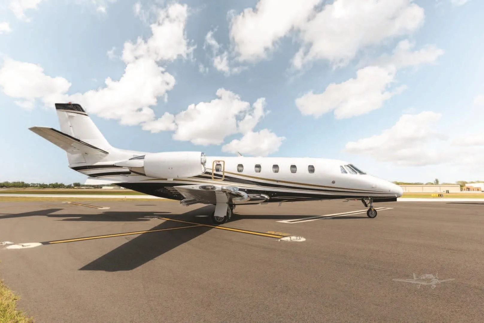 Exterior view of a 2000 CESSNA CITATION EXCEL, N135SP.