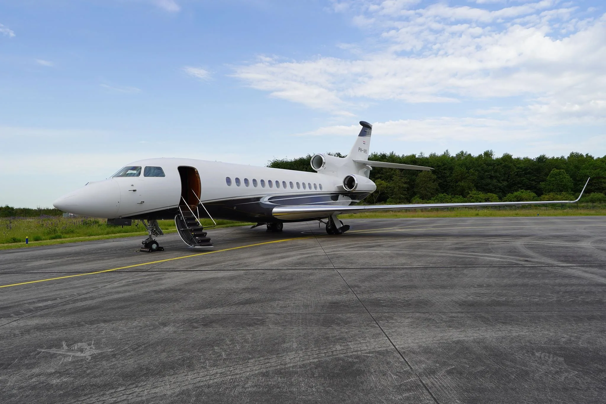 Exterior view of a 2020 DASSAULT FALCON 7X, PH-IWS.