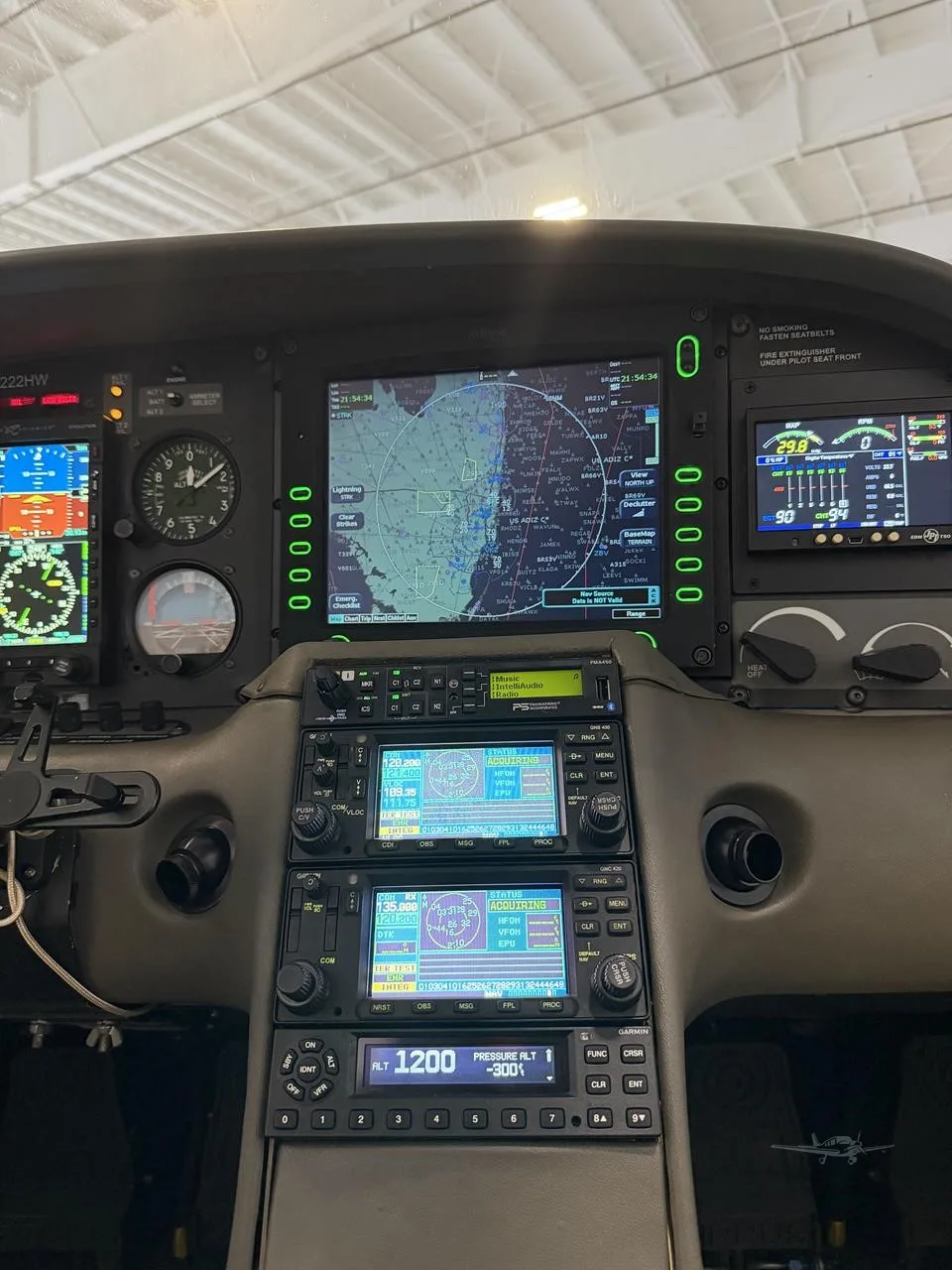Cockpit and instrument panel of a 2001 CIRRUS SR20.