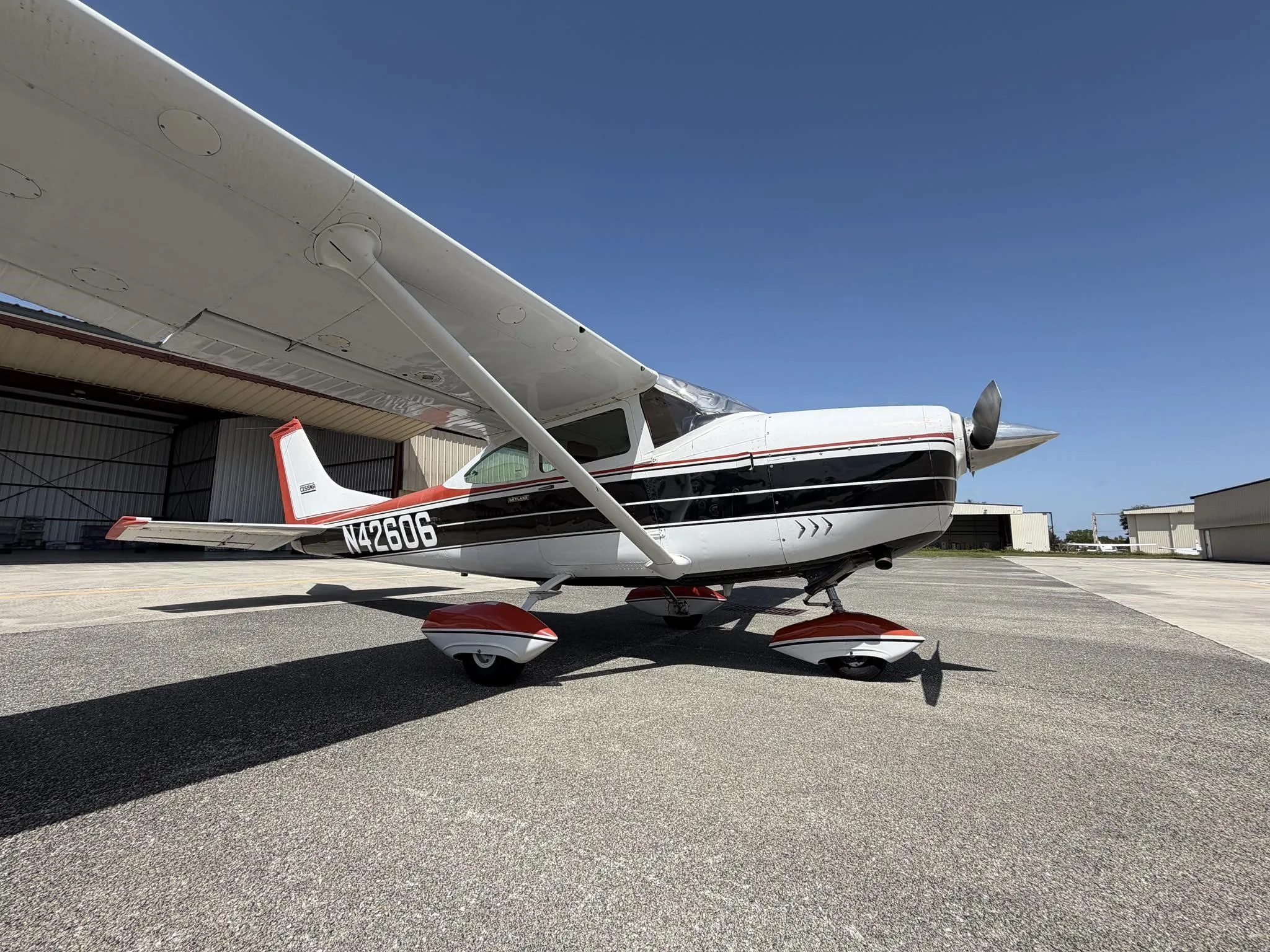 Exterior view of a 1968 CESSNA 182 SKYLANE, N42606.