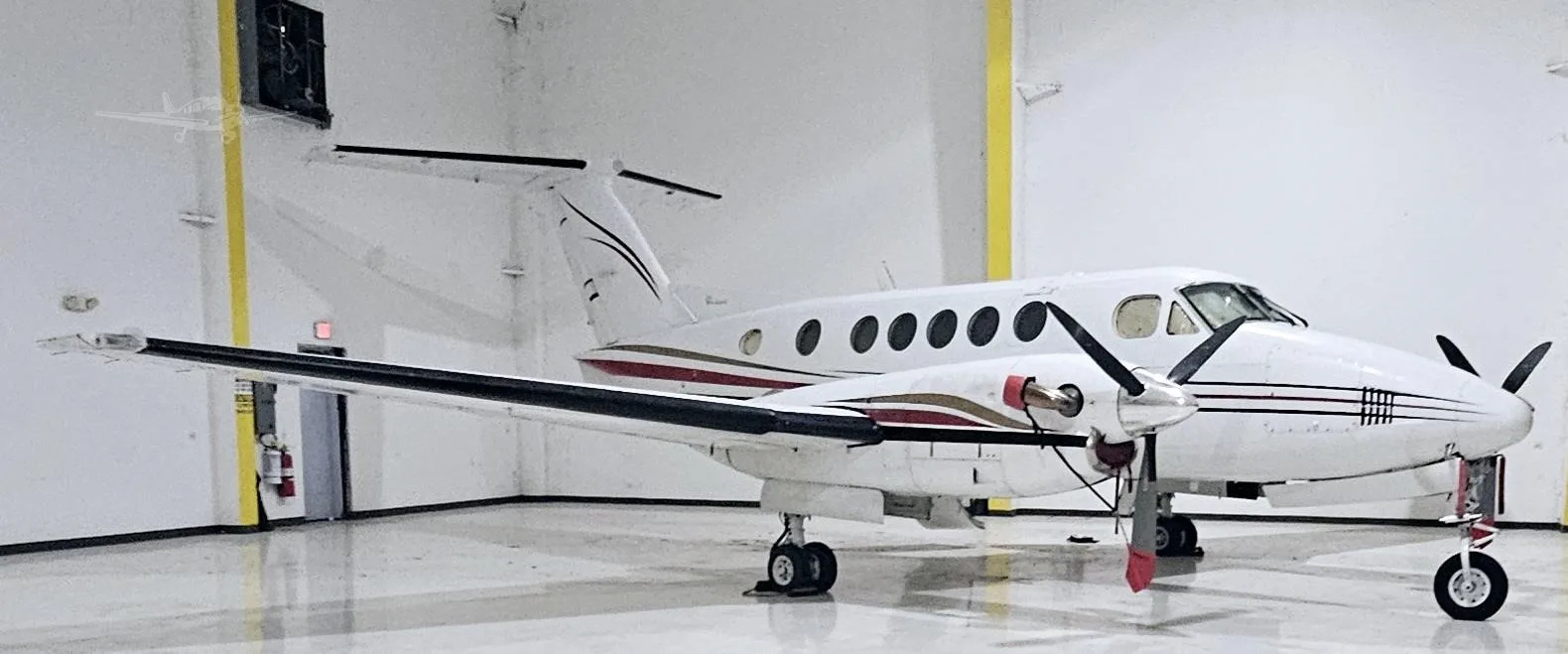 Exterior view of a 1980 BEECHCRAFT KING AIR 200, N54TK.