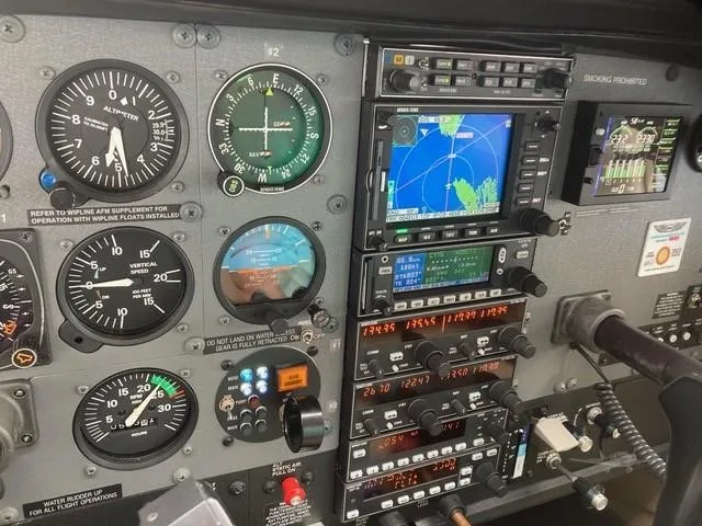 Avionics suite of a 2002 CESSNA 182T SKYLANE.