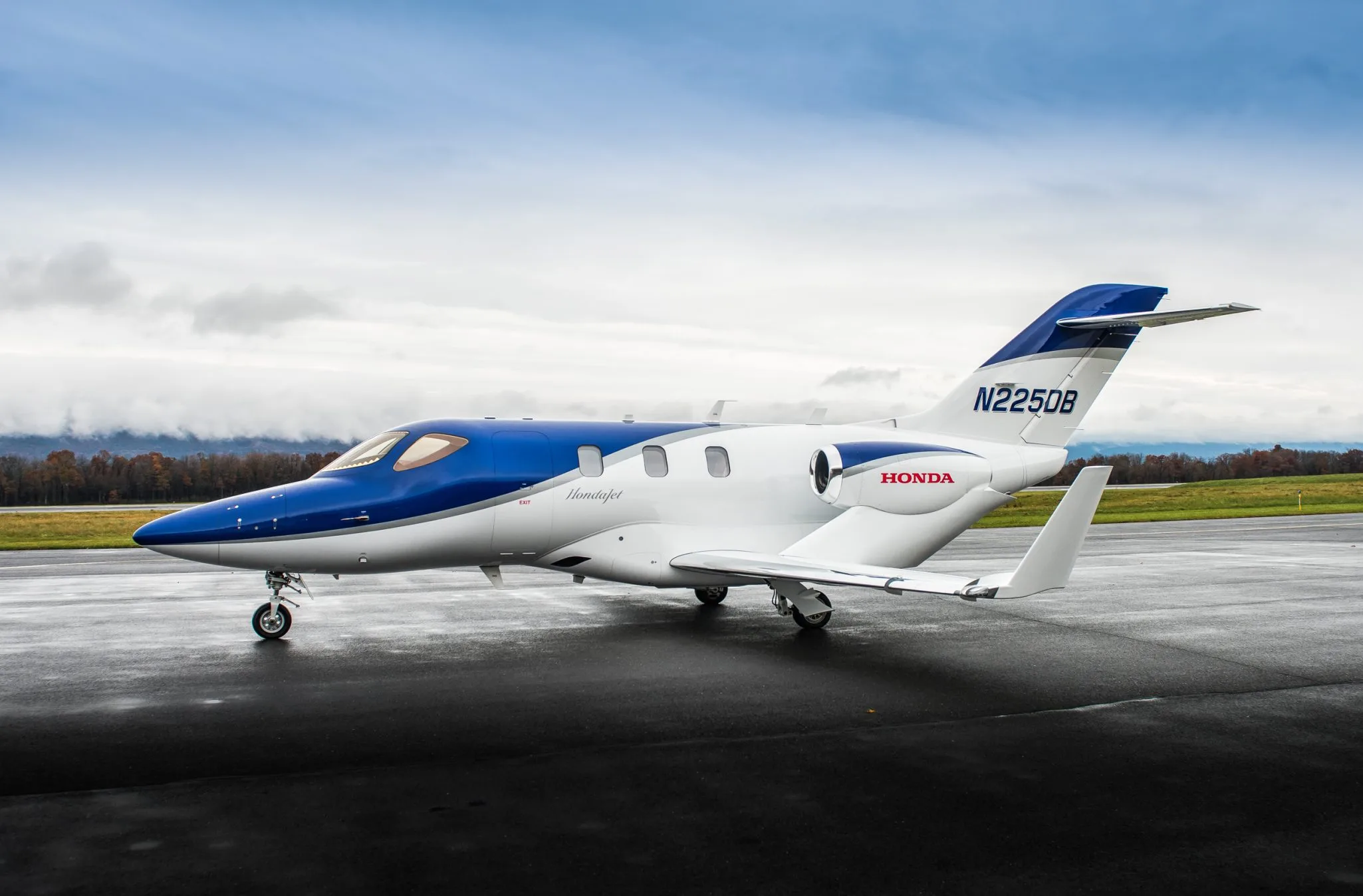 Exterior view of a 2017 Honda Jet, N225DB.