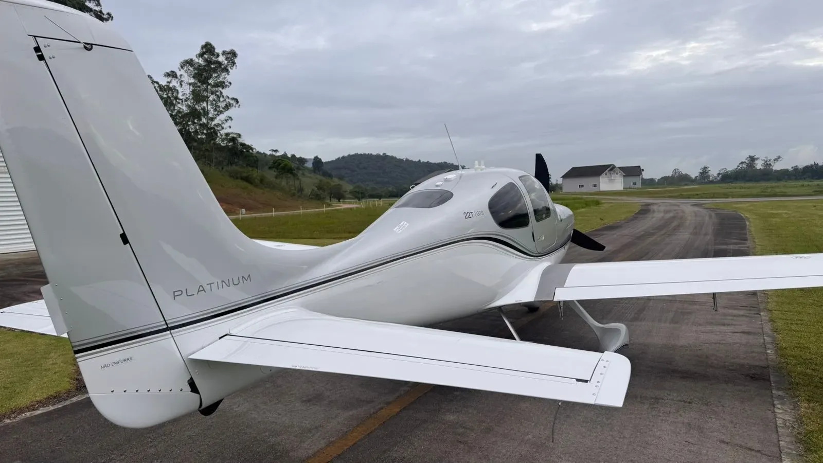 Exterior view of a Cirrus Aircraft SR22T G6 GTS PLATINUM.