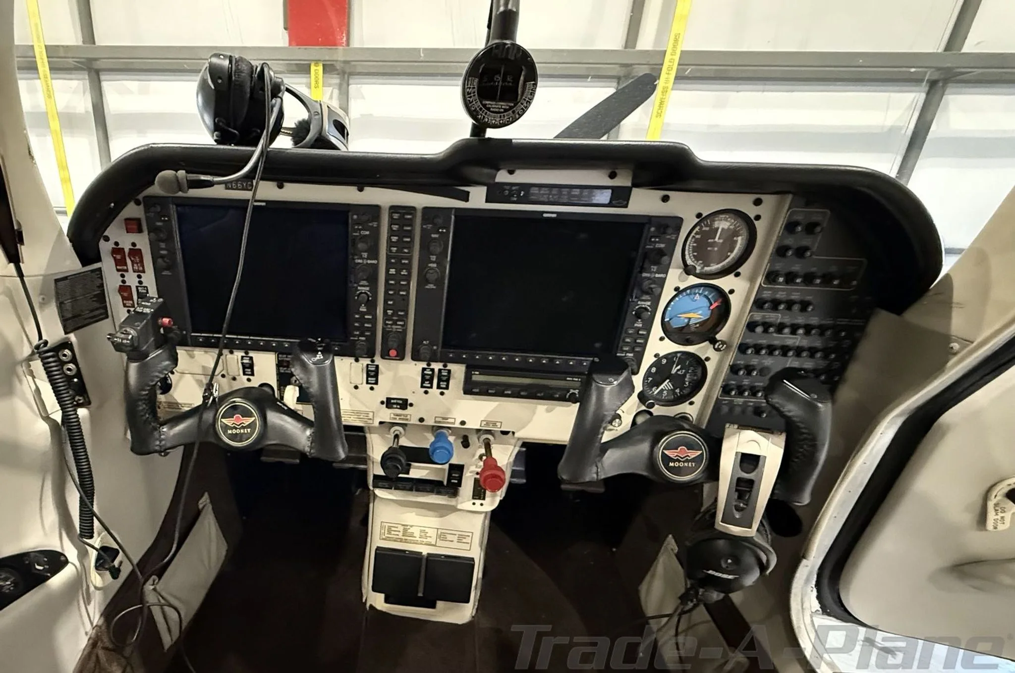 Cockpit and instrument panel of a 2005 MOONEY M20M GX BRAVO.