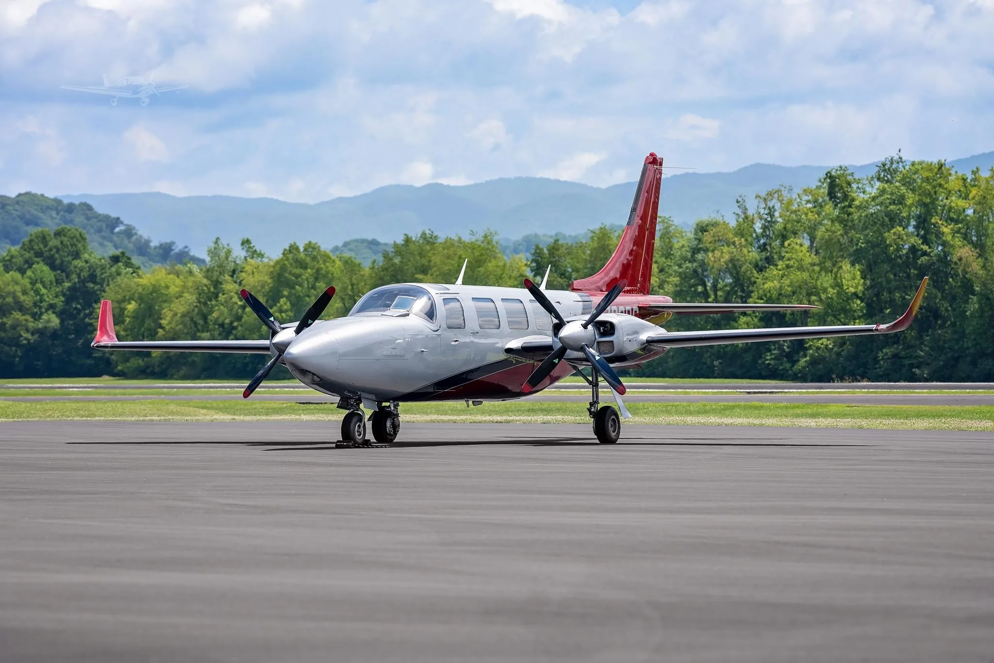 Exterior view of a 1984 AEROSTAR 700P, N702PG.
