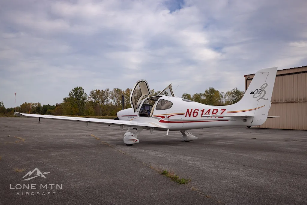 Exterior view of a 2004 Cirrus SR22 G2.