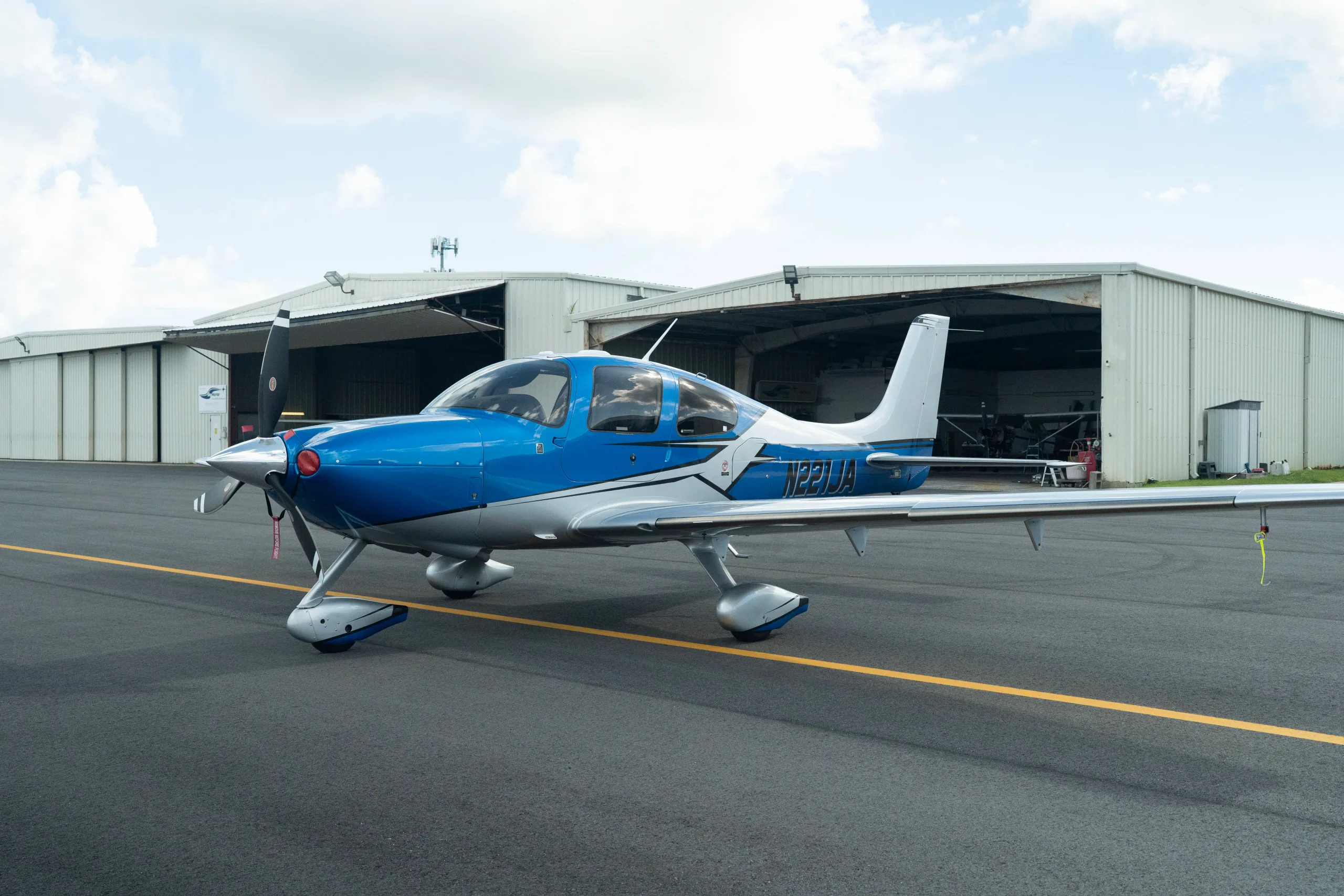 Cabin interior of a 2007 Cirrus SR22 G2.