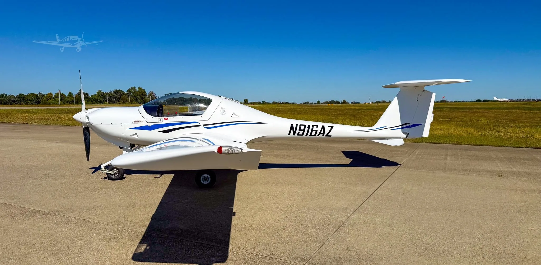 Exterior view of a 1998 DIAMOND DA20-C1, N916AZ.