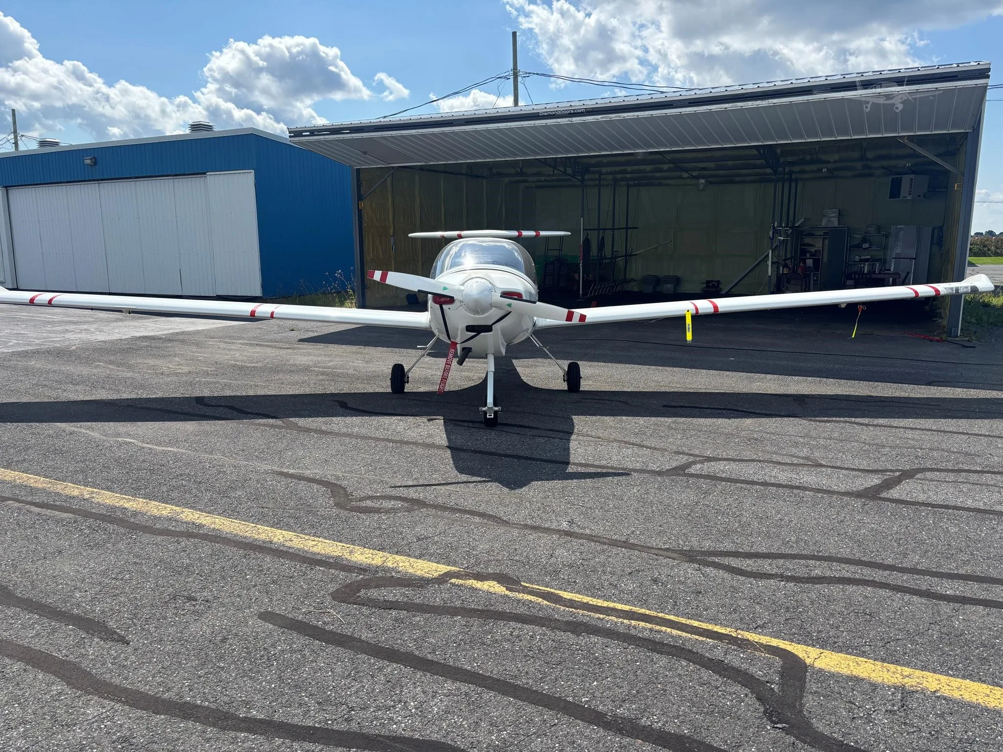 Exterior view of a 1999 DIAMOND DA20-C1, C-GEQA.