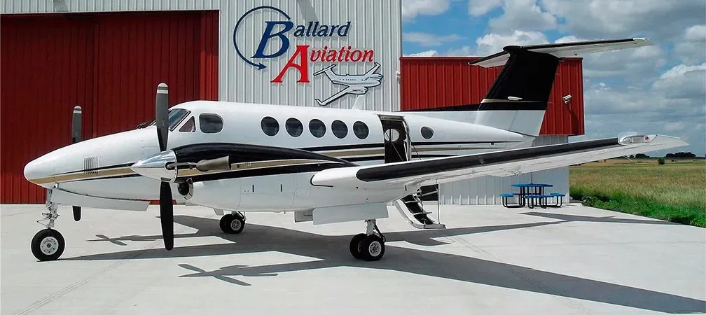 Exterior view of a 2000 Beechcraft king air b200 2.