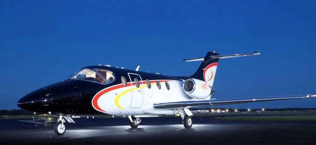 Exterior view of a 2006 HAWKER 400XP.