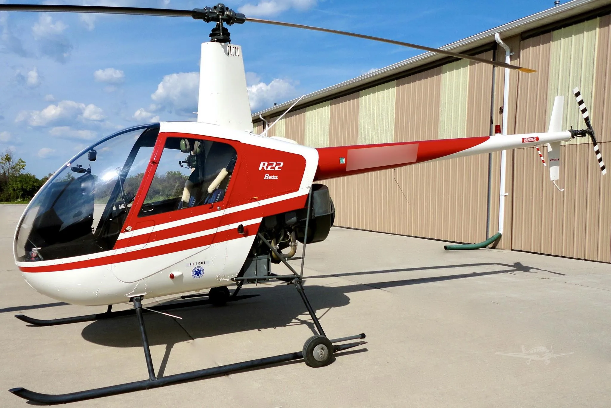 Exterior view of a 1989 ROBINSON R22 BETA.