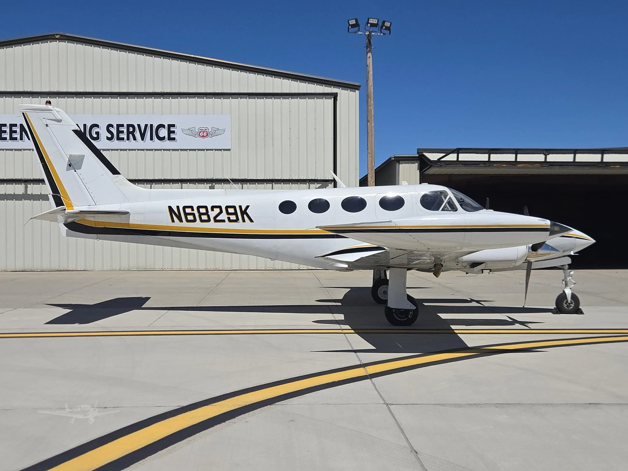 Exterior view of a 1981 CESSNA 340A, N6829K.