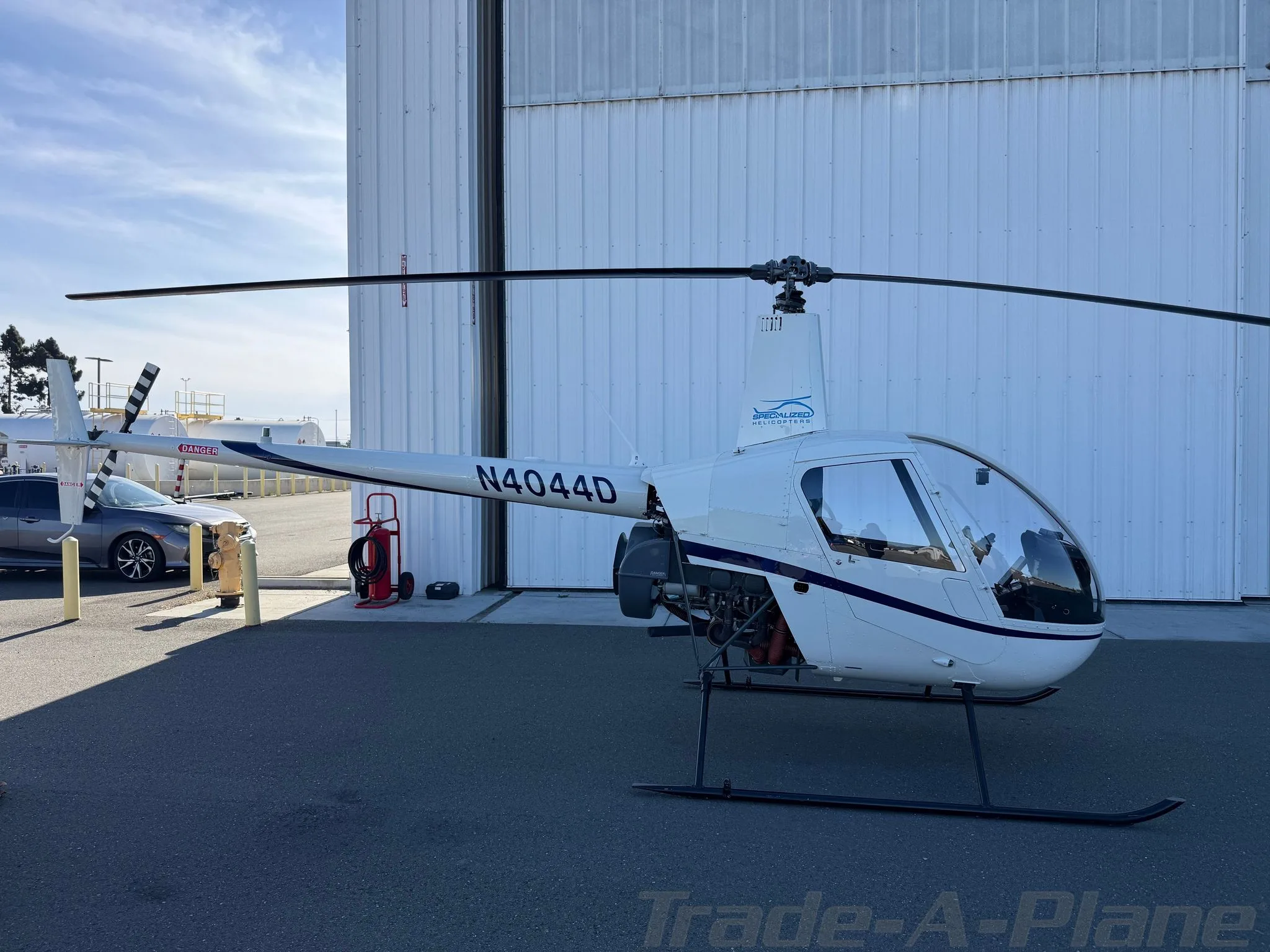 Exterior view of a 1990 ROBINSON R22 BETA II, N4044D.