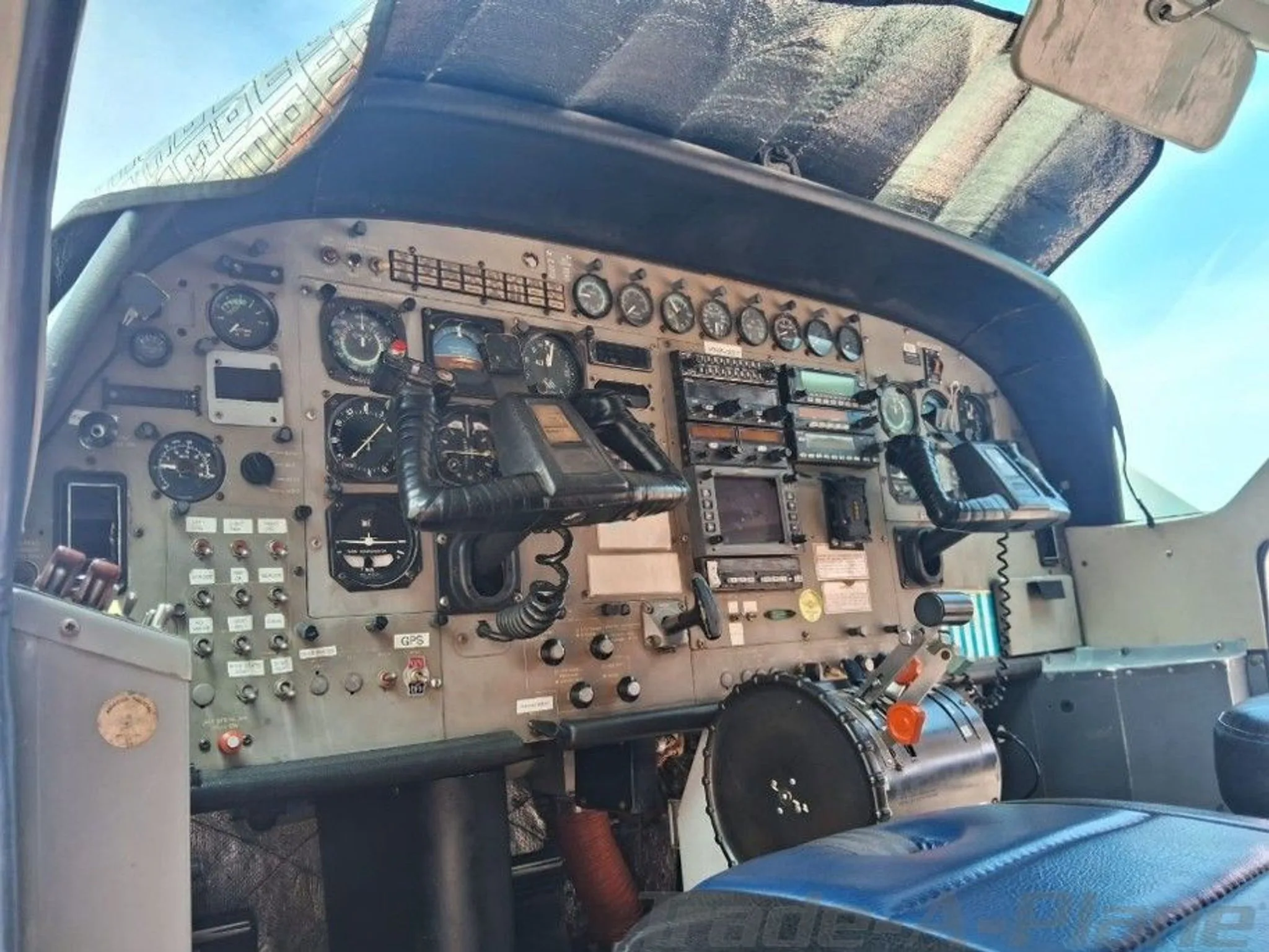 Cockpit and instrument panel of a CESSNA CARAVAN 208B GRAND.