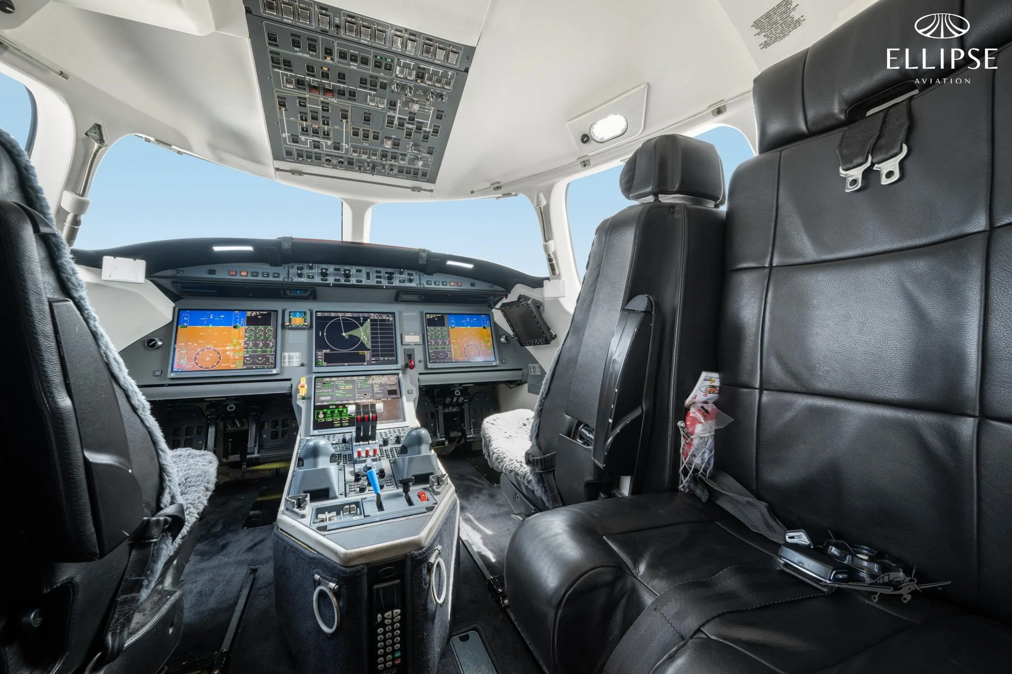 Cockpit and instrument panel of a 2011 DASSAULT FALCON 7X EASY II.