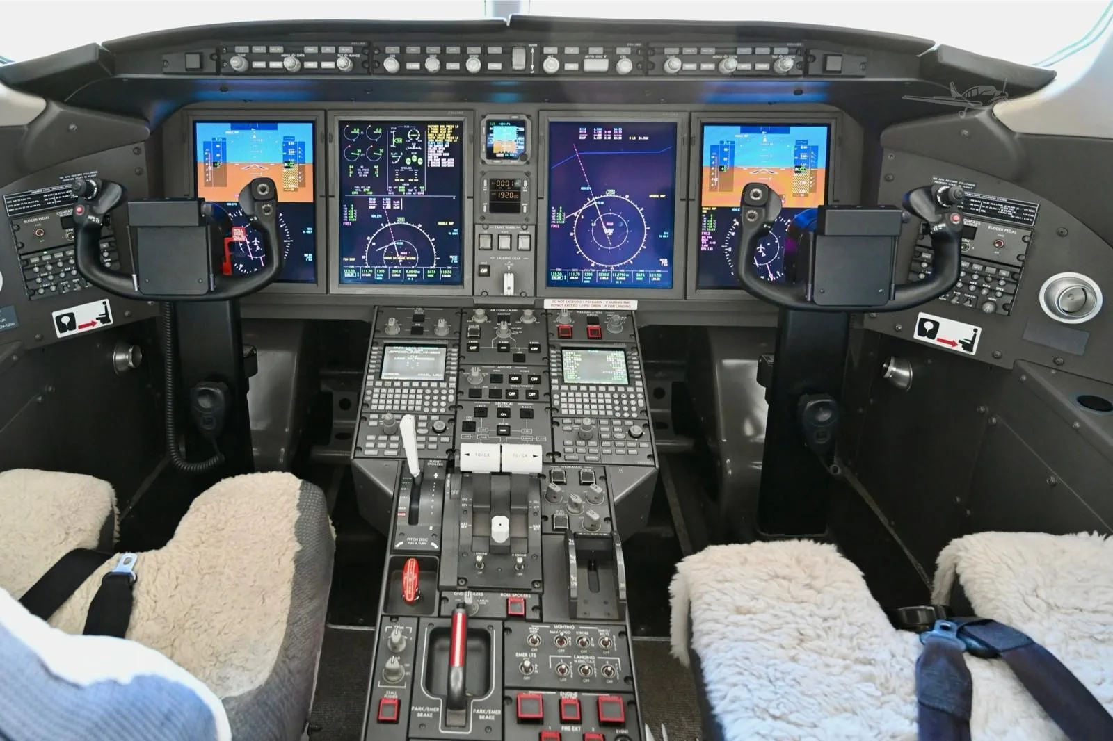 Cockpit and instrument panel of a 2007 BOMBARDIER CHALLENGER 300.
