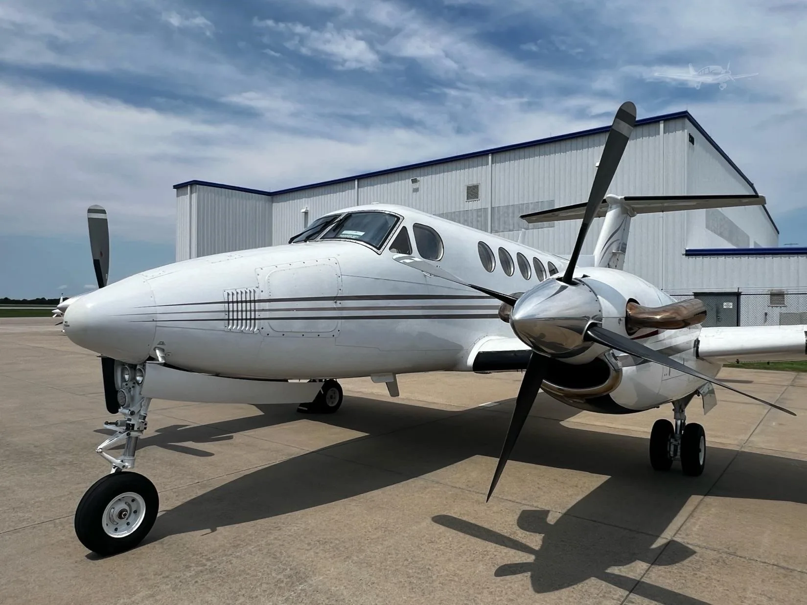 Exterior view of a 1985 BEECHCRAFT KING AIR B200.