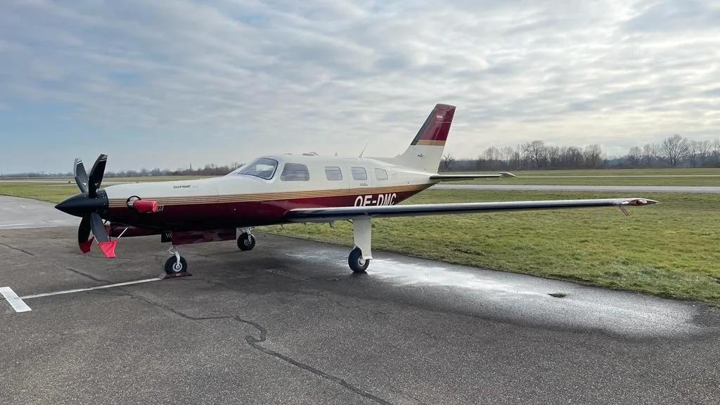 Exterior view of a 2000 PIPER JETPROP, OE-DMC.
